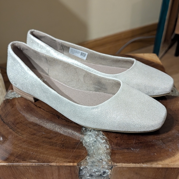 TOMS Women's Briella Ballet Flats in Silver/Light Metallic Suede sz 7.5 - Picture 13 of 15